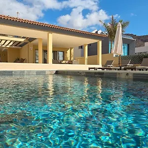 5 Bedrooms Villa